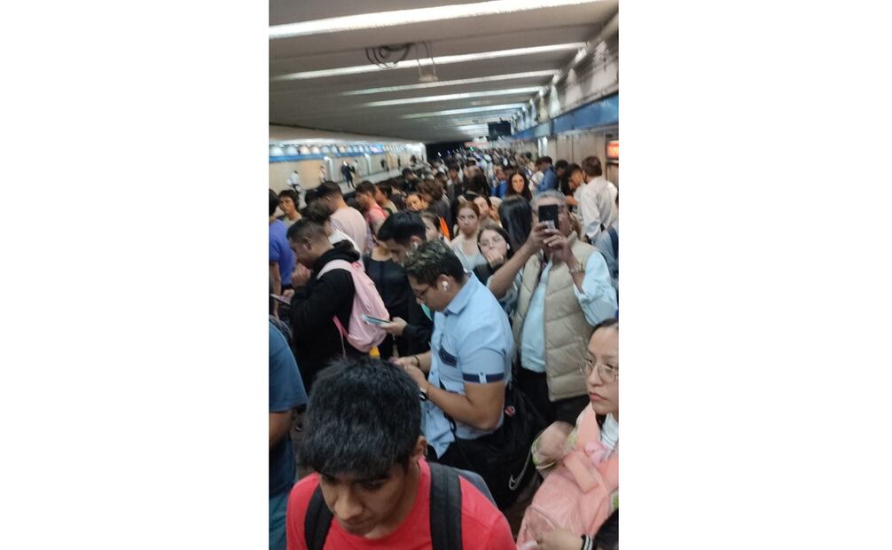 Usuarios esperando el arribo de unidades de metro en la línea 2 (29/10/2024). Foto: Especial