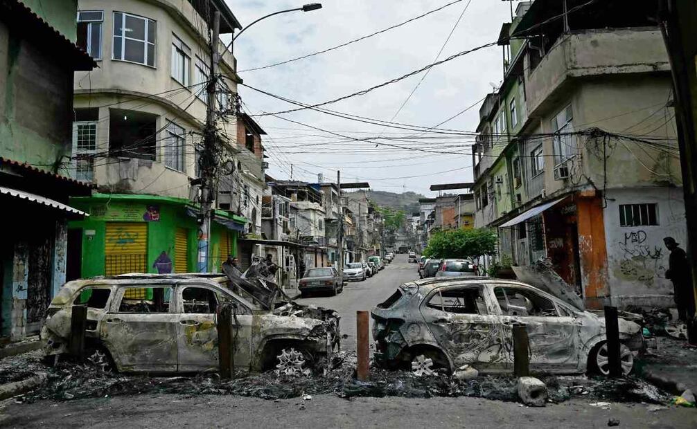 Autos quemados por la Operación Contención en la favela Vila Cruzeiro, en el complejo Penha, Río de Janeiro. Foto: Mauro Pimentel / AFP