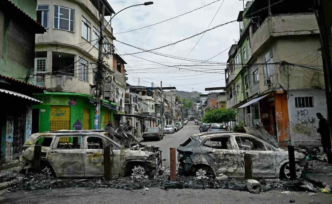 Autos quemados por la Operación Contención en la favela Vila Cruzeiro, en el complejo Penha, Río de Janeiro. Foto: Mauro Pimentel / AFP