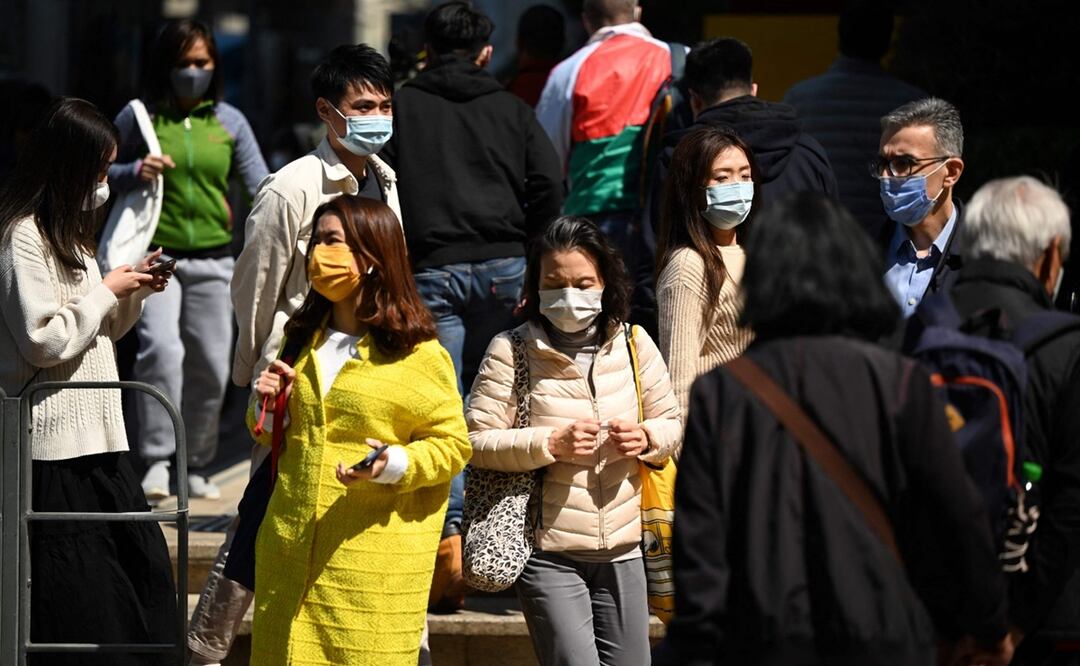 La gente usa máscaras en una calle de Hong Kong. Foto: AFP