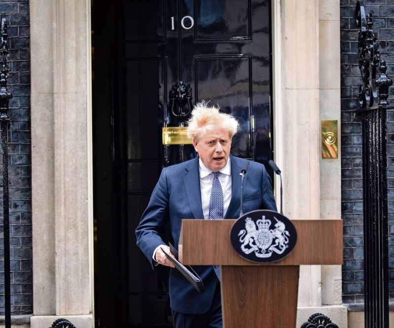 El primer ministro británico, Boris Johnson, durante su conferencia en Londres, en la que anunció su renuncia como líder del Partido Conservador. Foto: Tolga Akmen/EFE