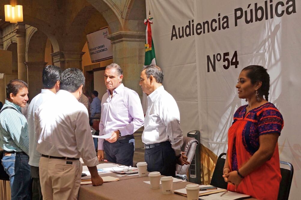 El mandatario oaxaqueño, Gabino Cué Monteagudo, llevaba en la muñeca izquierda el Rolex (EDWIN HERNÁNDEZ. EL UNIVERSAL)