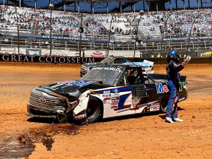 Safety Truck y camioneta de carreras chocan en NASCAR