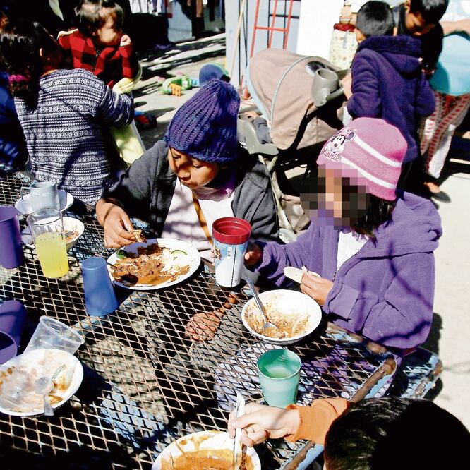 Migrantes centroamericanos en un refugio en Tijuana, donde esperan sean resueltas sus solicitudes de asilo en Estados Unidos. JORGE DUENES. REUTERS
