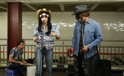 Miley Cyrus canta en metro de NY junto a Jimmy Fallon