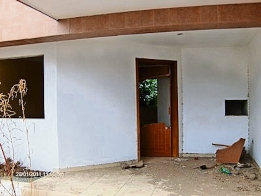 En las fotografías de la casa que difunde el Indep se aprecia que la puerta de madera está destruida. Foto: Especial