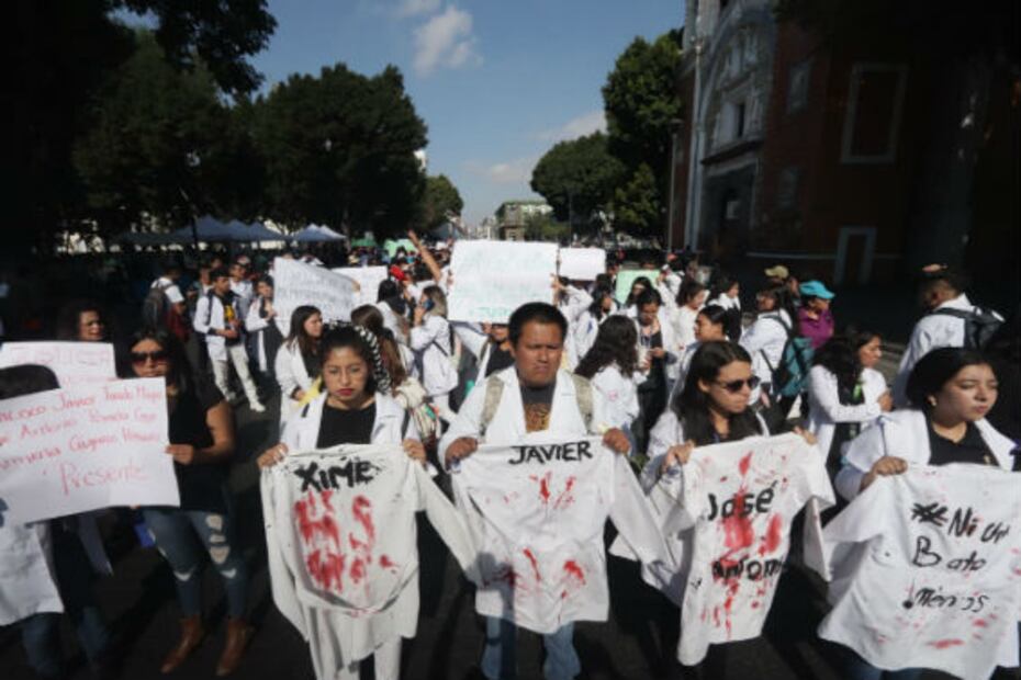 “Ni una bata menos”, exigen tras asesinato de tres estudiantes de Medicina y un chofer en Puebla