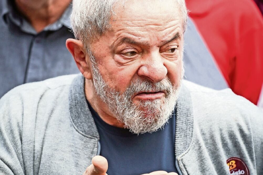 El ex presidente de Brasil Luiz Inácio Lula da Silva, el pasado domingo en Sao Paulo, tras votar en las elecciones municipales (RICARDO NOGUEIRA. EFE)