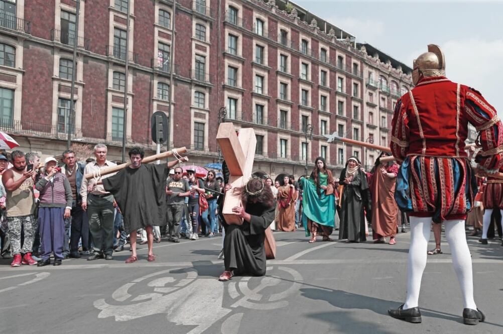 En la representación del Viacrucis participaron 40 actores y músicos, 30 percusionistas y 10 trompetas; el director de la compañía teatral Francisco Hernández dijo que rescatan la tradición teatral que se realizaba hace más de 300 años. (ALEJANDRA LEYVA)