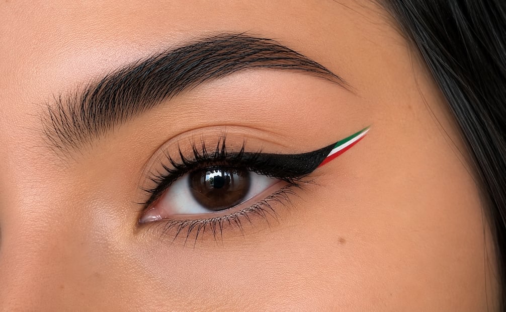 Delineado cat eye con exterior tricolor. Foto: Imagen generada con IA