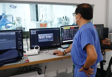 Médicos del IMSS reemplazan prótesis aórtica biológica a mujer de 77 años