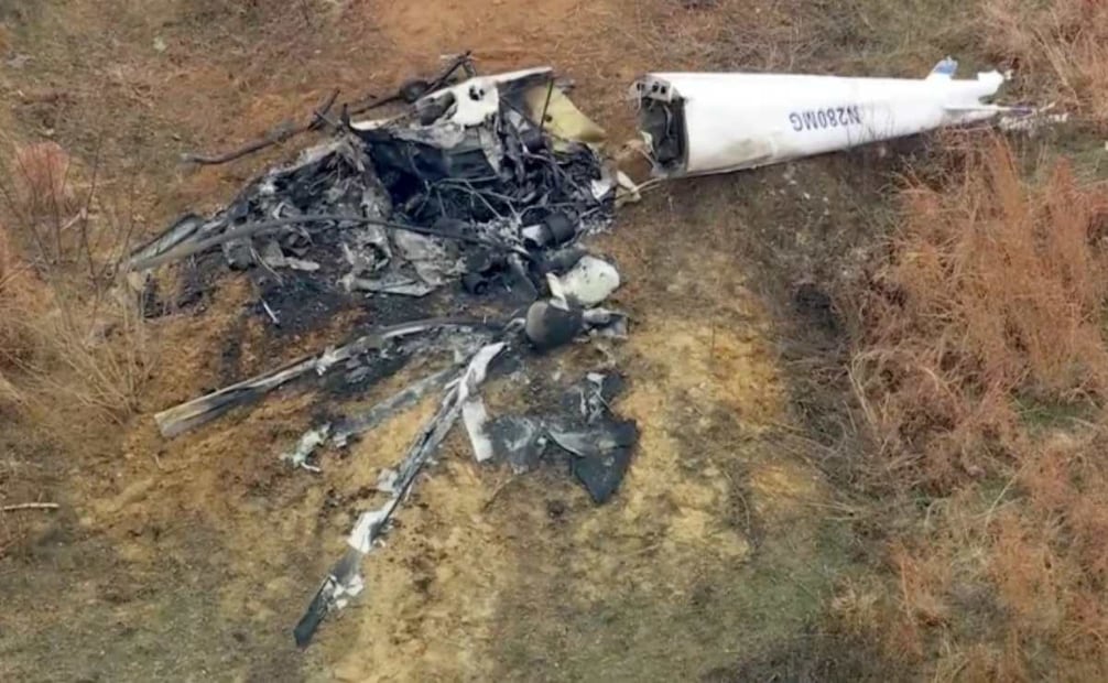 Se muestran los restos de un helicóptero después de que dos helicópteros se estrellaran en Hammonton, Nueva Jersey, el domingo 28 de diciembre de 2025. 
Foto: AP