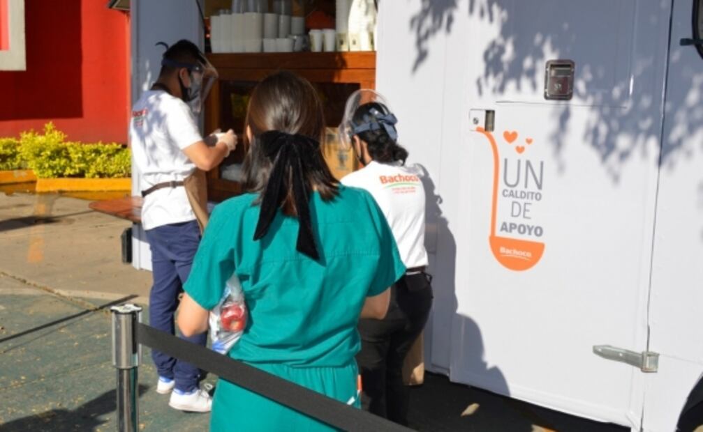 Apapachan con “Caldito” a médicos, enfermeros, familiares y más ante Covid-19