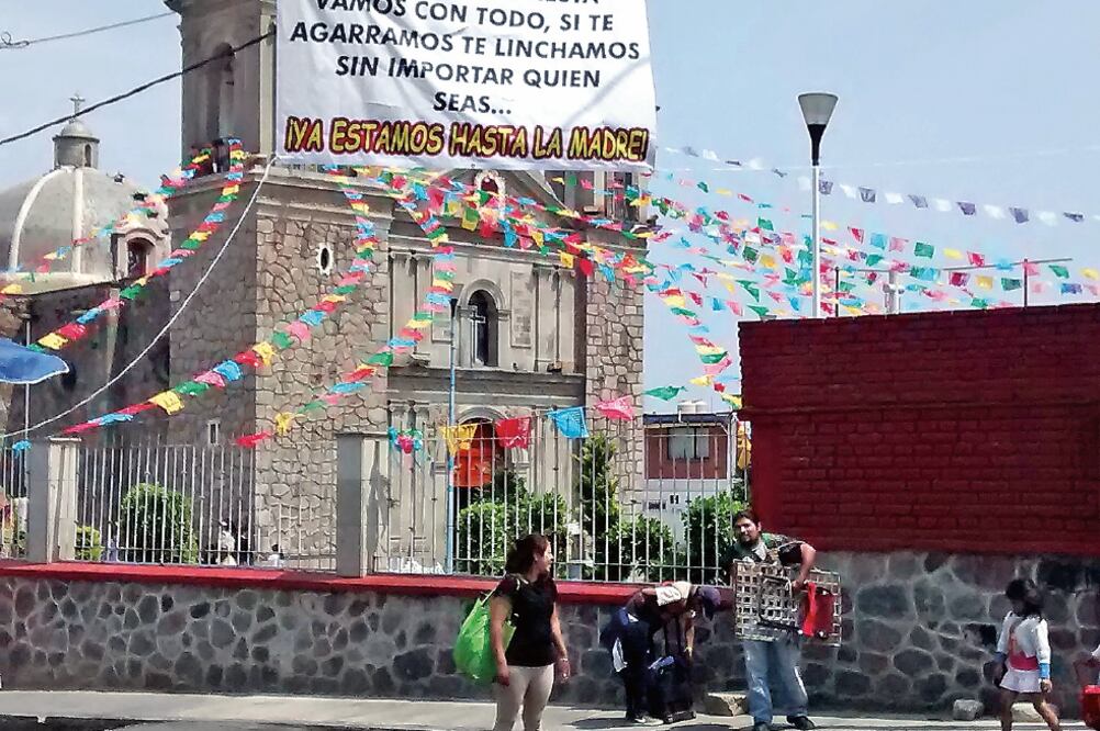 Los vecinos de Cuajimalpa se organizaron para colgar mensajes contra los delincuentes.
