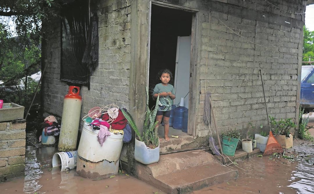 El huracán Orlene golpeó tierra con categoría 1 en el poblado de Isla del Bosque, en el municipio de Escuinapa, al sur de Sinaloa, donde ocasionó daños leves, derribó árboles y anegó algunas regiones. Foto: Aarón García/ AP