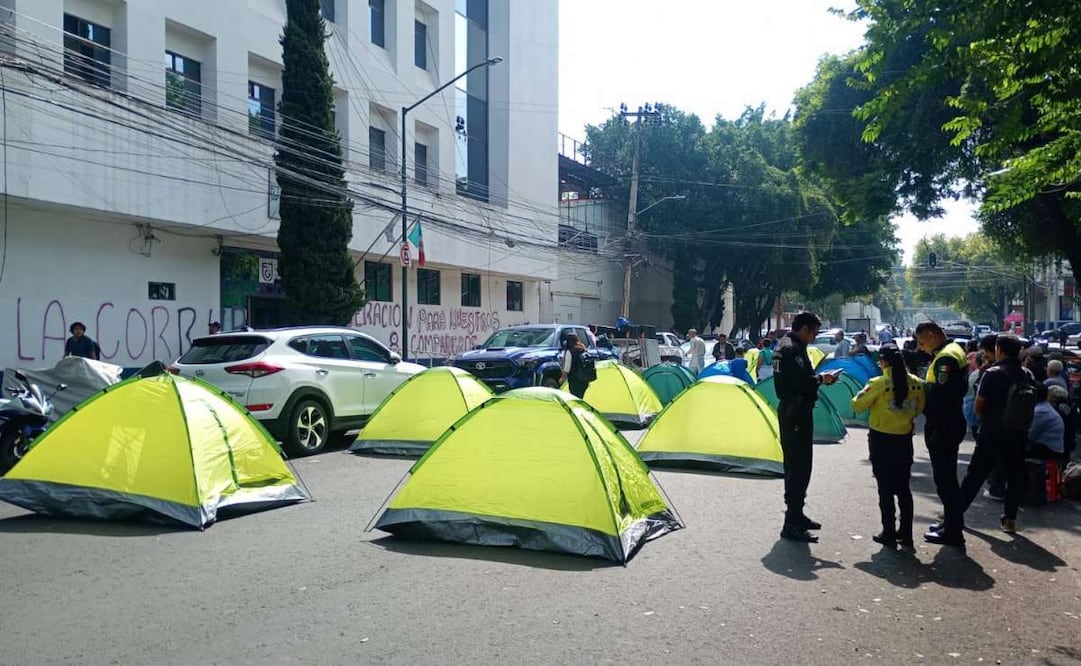 Protestan por segundo día frente a Fiscalía CDMX; exigen liberar a ocho detenidos por presunto despojo.
Foto: Especial.