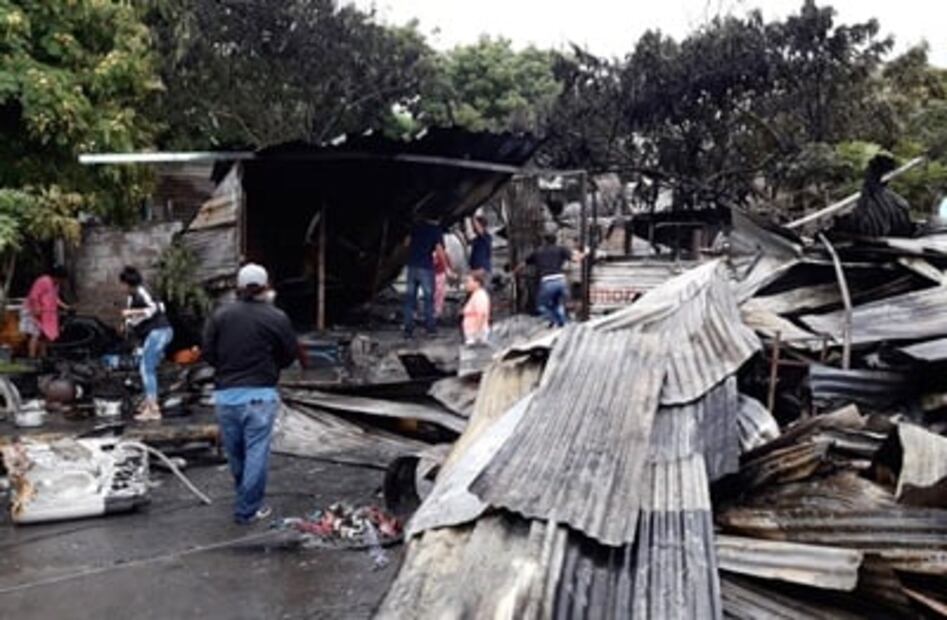 Incendio consume casas de lámina en Veracruz; no hay víctimas