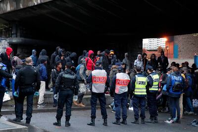 Policía desaloja dos campamentos de migrantes en Francia
