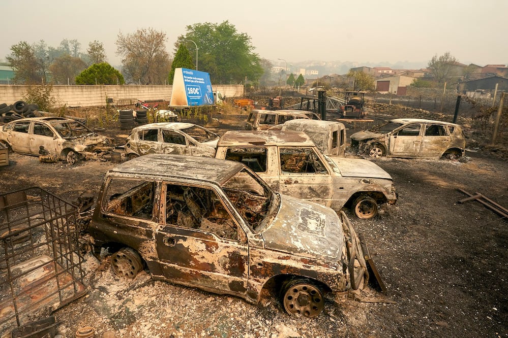 Varios coches calcinados en la localidad española de Casavieja , en la provincia de Ávila.  FOTO: RAÚL SANCHIDRIÁN. EFE