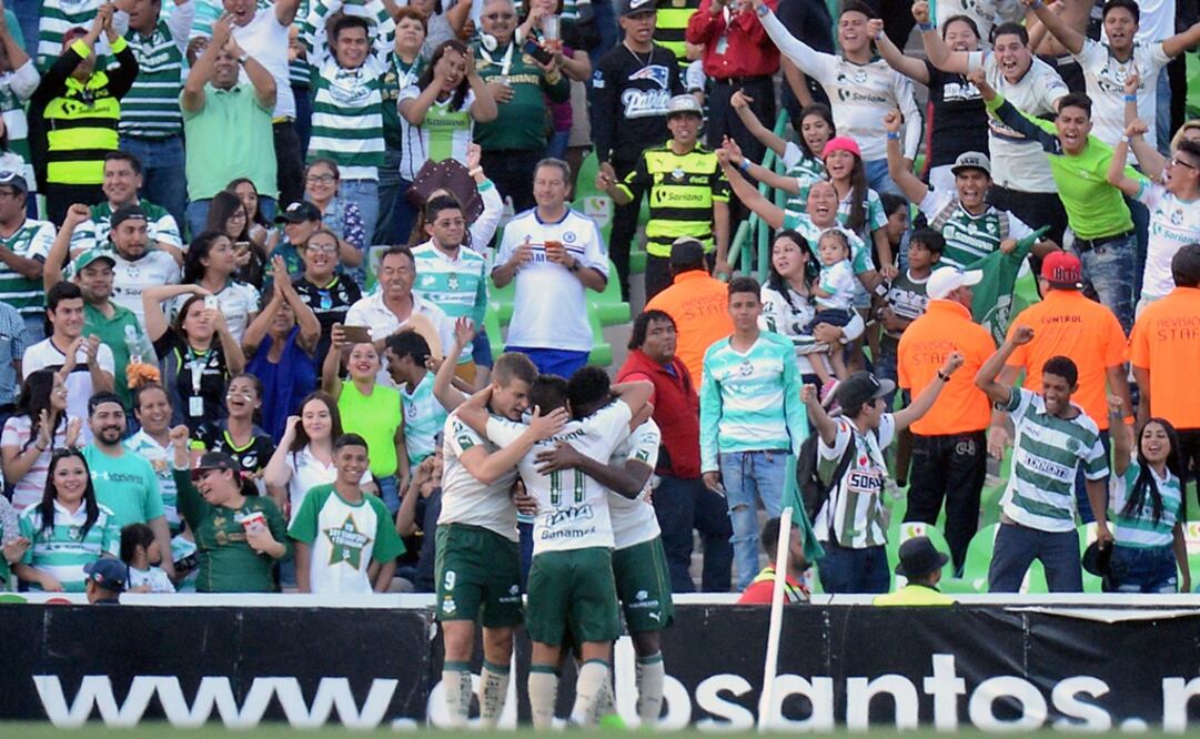 La publicidad en las vallas fue visible durante la transmisión del pasado 2 de abril. /Archivo - AFP