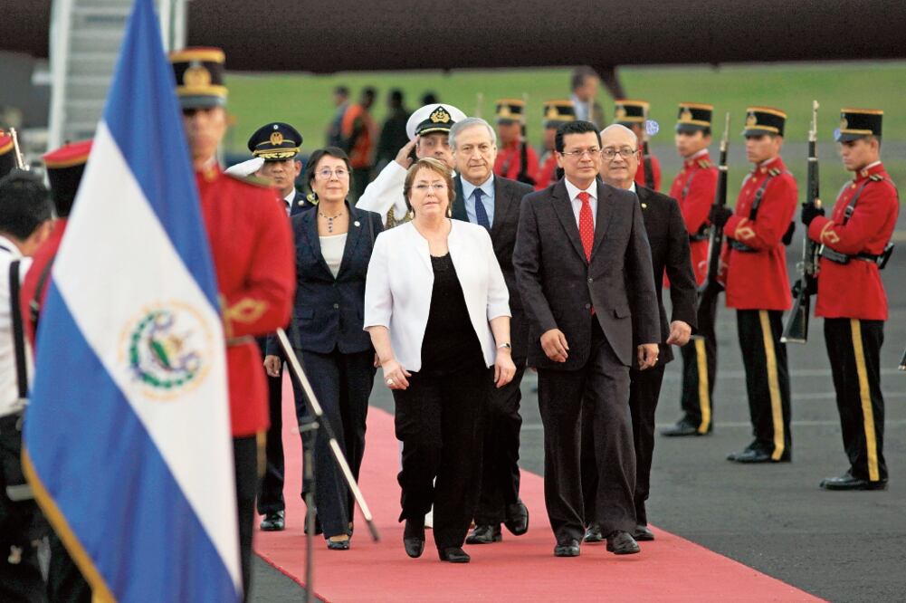 La presidenta Bachelet llegó la noche del martes a la capital de El Salvador, donde se reunirá con su homólogo Salvador Sánchez, y firmará una serie de acuerdos (JOSÉ CABEZAS. REUTERS)
