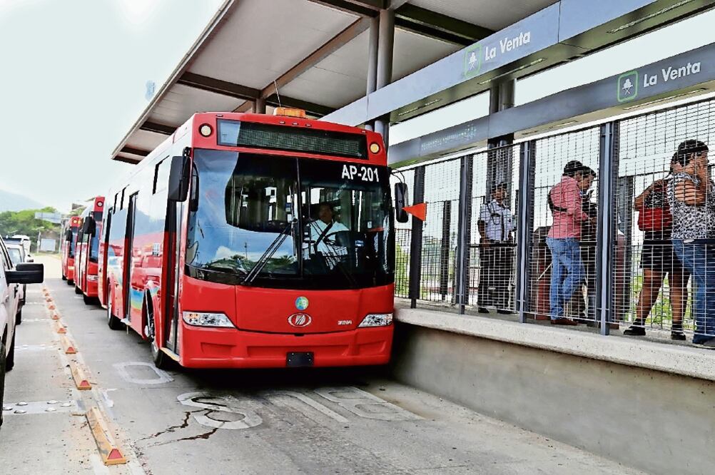 El actual gobernador de Guerrero,Héctor Astudillo, tuvo que pedir una prórroga hasta este mes a Banobras para que no hubiese una multa de casi medio millón de pesos por el inicio tardío del servicio del Acabús (ESPECIAL)
