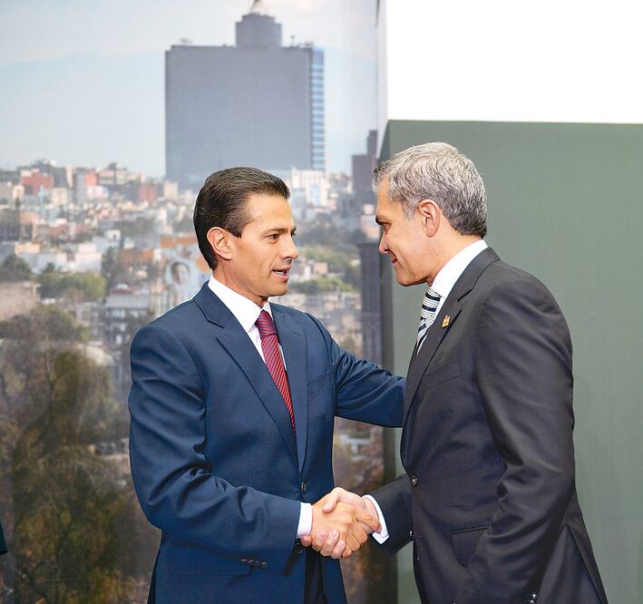 Tras decretar la reforma política en Palacio Nacional, el presidente Enrique Peña Nieto saludó al mandatario local, Miguel Ángel Mancera (PRESIDENCIA)