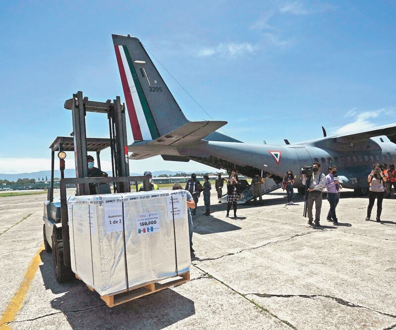 Un cargamento de las vacunas que donó México a tres países. Foto: AFP