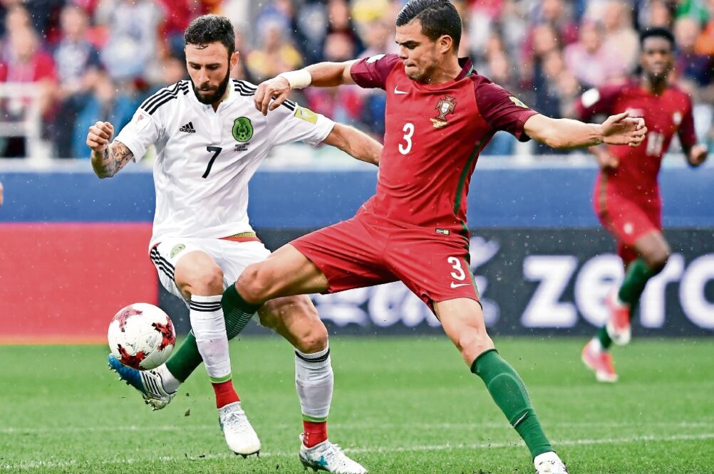 Pepe (3) hizo ver mal a Miguel Layún, quien ha perdido su nivel (YURI KADOBNOV. AFP)