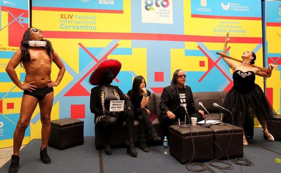 La agrupación de performance habló sobre la presencia necesariam pero "incómoda y desagradable", de las artes visuales en los festivales. Foto: EFE