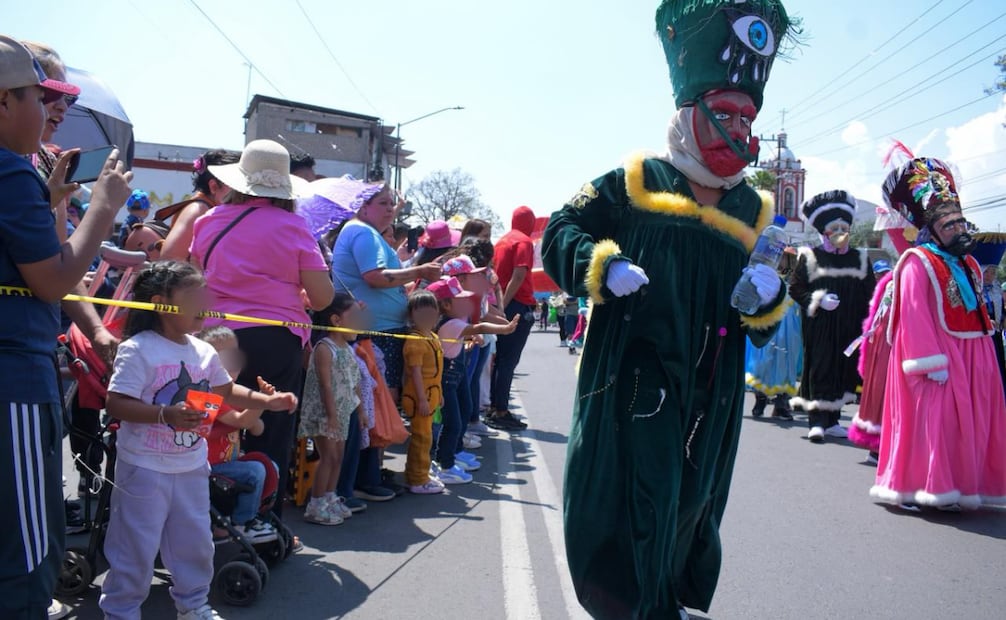 Entre globos y risas, Xochimilco celebra el Día del Niño; familias disfrutan desfile y actividades.
Foto: Santiago Cadena / EL UNIVERSAL.