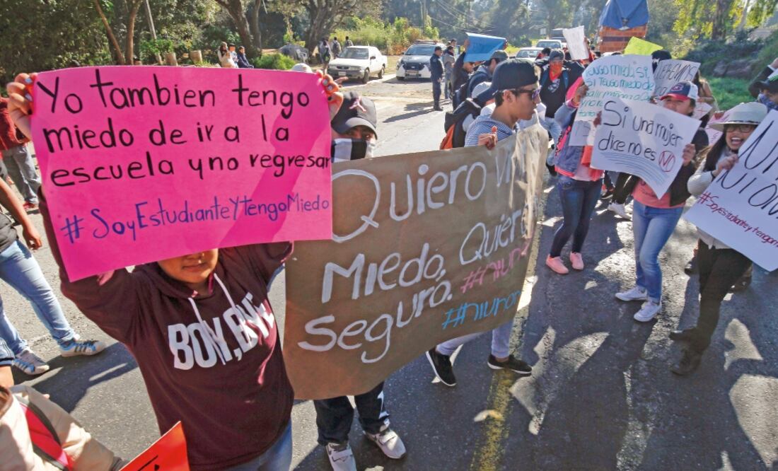 Un grupo de estudiantes bloqueó la carretera que conecta a Tenango del Valle con Tenancingo, a la altura del kilómetro 34, para exigir justicia en el homicidio de una enfermera ocurrido la semana pasada y mayor seguridad. (JORGE ALVARADO. EL UNIVERSAL)