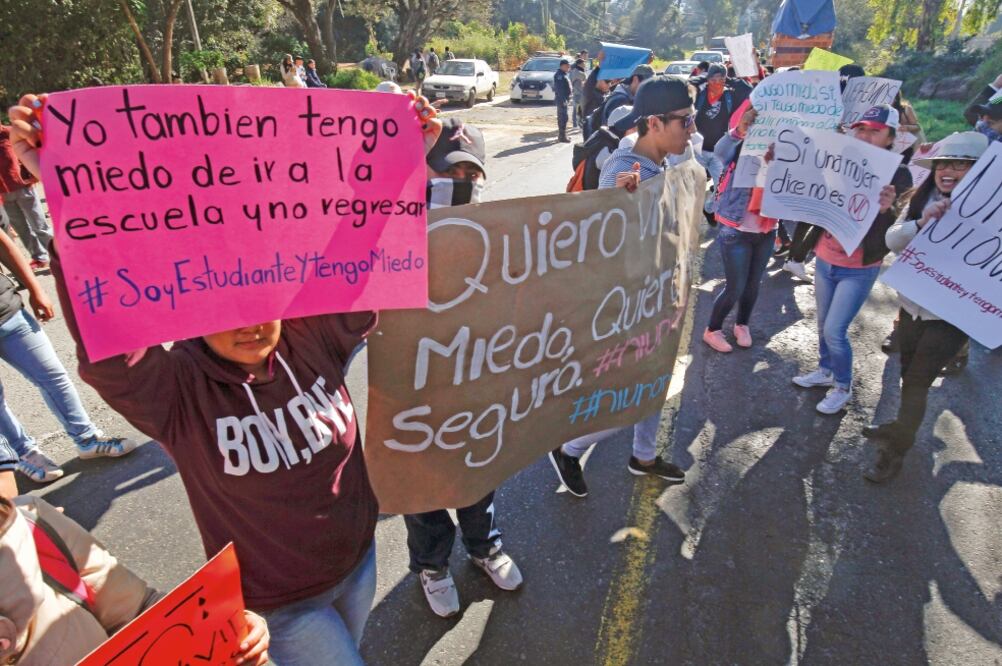 Un grupo de estudiantes bloqueó la carretera que conecta a Tenango del Valle con Tenancingo, a la altura del kilómetro 34, para exigir justicia en el homicidio de una enfermera ocurrido la semana pasada y mayor seguridad. (JORGE ALVARADO. EL UNIVERSAL)