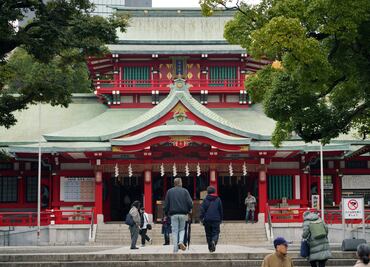 Joven asesina con una espada samurái a sacerdotisa en Tokio y se suicida
