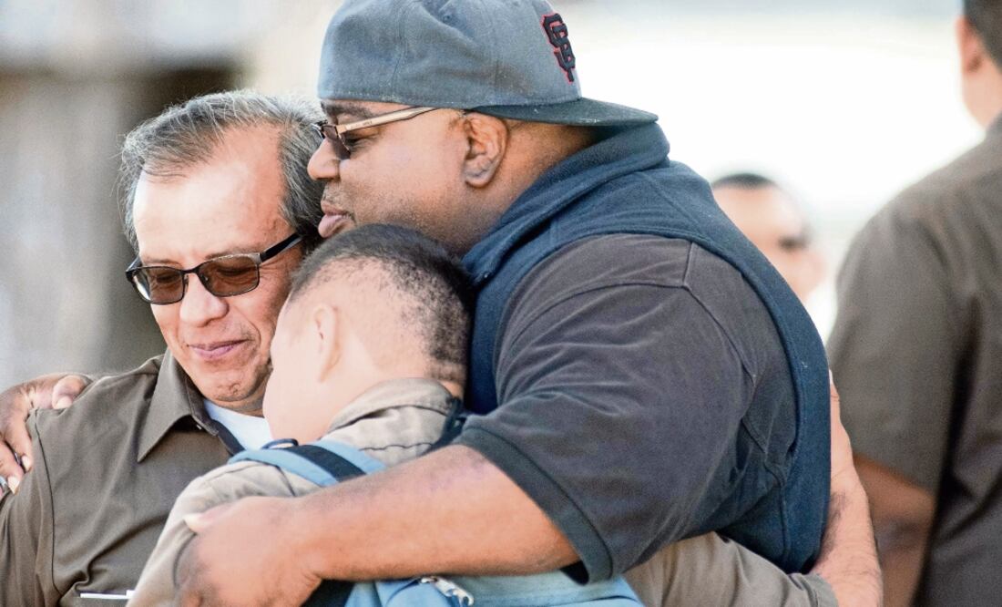 Trabajadores de UPS se abrazan luego de que un hombre abriera fuego y matara a tres compañeros en las oficinas de San Francisco. (JOSH EDELSON. AFP)