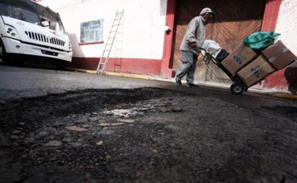 Vecinos celebran el cumpleaños de un bache en Toluca