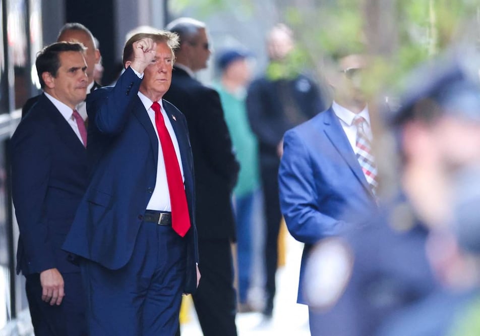 El expresidente Donald Trump sale de la Torre Trump hacia el Tribunal Penal de Manhattan, para asistir al primer día de su juicio penal por supuestamente encubrir pagos de dinero secreto relacionados con relaciones extramatrimoniales. Foto: AFP