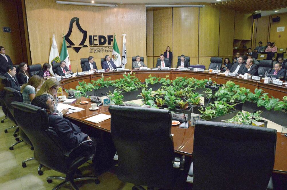 Los consejeros electorales autorizaron que los partidos paguen no más de 50% de la cantidad mensual que reciben como parte del dinero de sus prerrogativas (ESPECIAL)