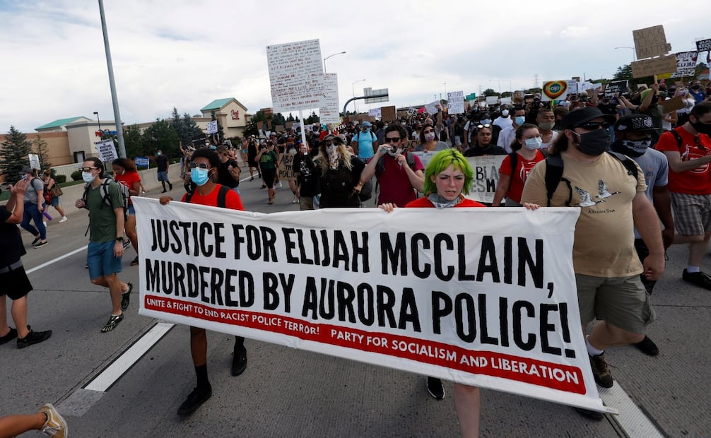 Manifestantes marchan por la Interestatal 225 durante una protesta en Aurora, Colorado en 2020, para exigir justicia por la muerte de Elijah McClain. Foto: AP