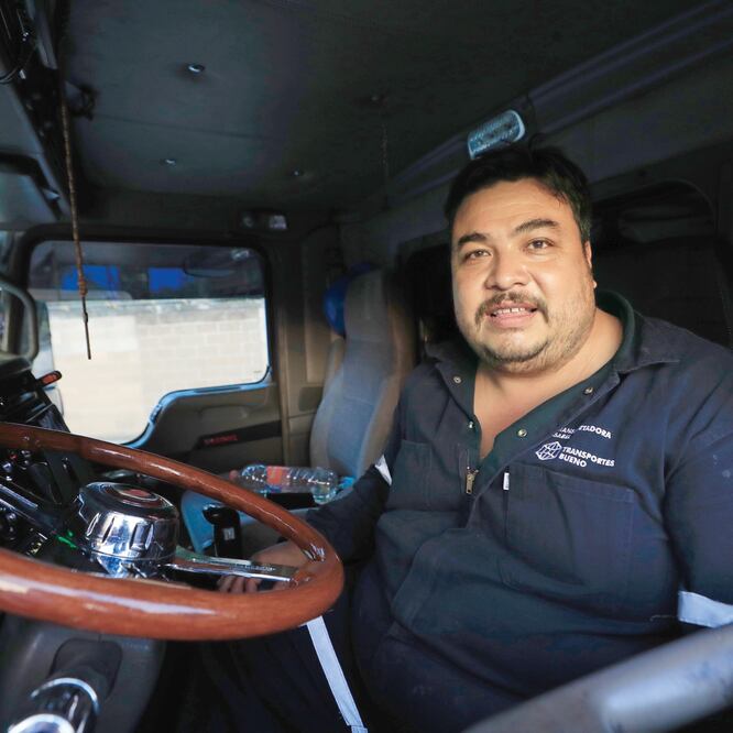 Daniel Camacho, de 34 años, originario de Veracruz, maneja un tráiler que carga 62 mil litros de combustible. IRVIN OLIVARES. EL UNIVERSAL