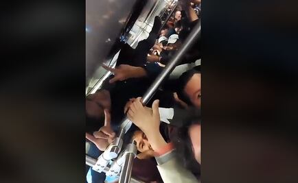 Viaja trepado en pasamanos de Tren Ligero... si llegaba tarde lo corrían