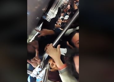 Viaja trepado en pasamanos de Tren Ligero... si llegaba tarde lo corrían