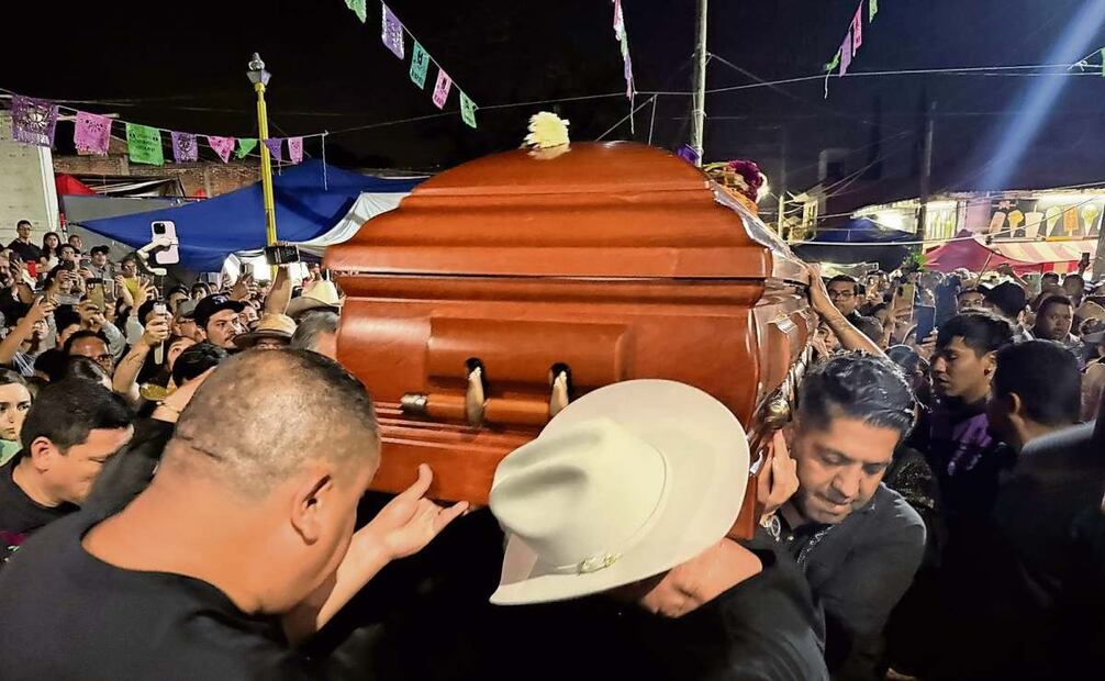 Miles de personas acompañaron este domingo el cuerpo del alcalde de Uruapan, Carlos Manzo, durante su traslado al panteón. Foto: Carlos Arrieta / EL UNIVERSAL