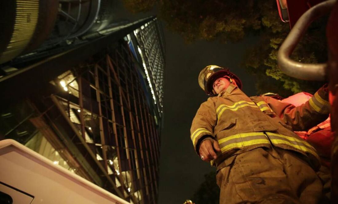 Todo empezó en el octavo piso cuando unas tarimas de madera cubiertas con algunos plásticos se incendiaron, aparentemente por una colilla de cigarro que se encontró en el lugar Foto: Luis Cortés/EL UNIVERSAL