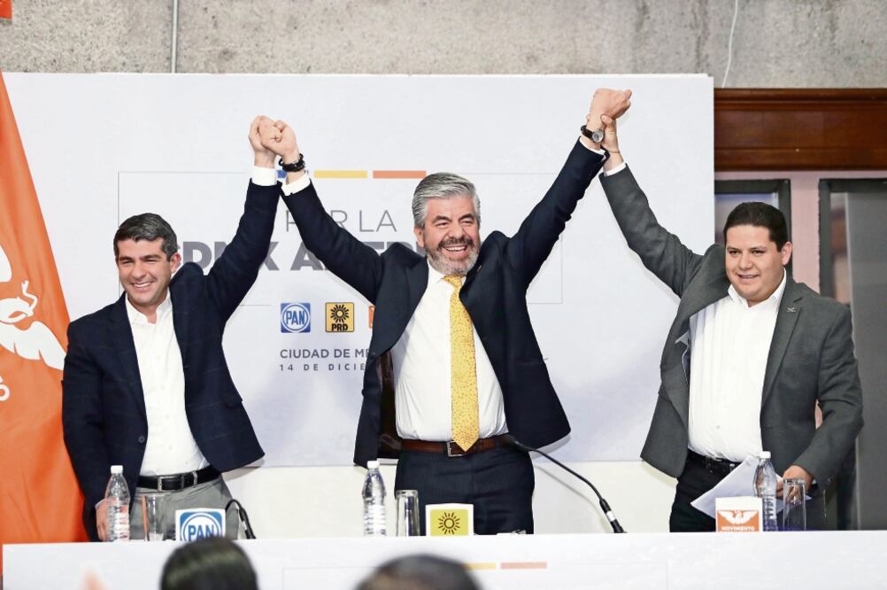 Raúl Flores (centro), líder local del PRD, expresó que la alianza Por la CDMX es un esfuerzo conjunto con el PAN y Movimiento Ciudadano. (VALENTE ROSAS. EL UNIVERSAL)