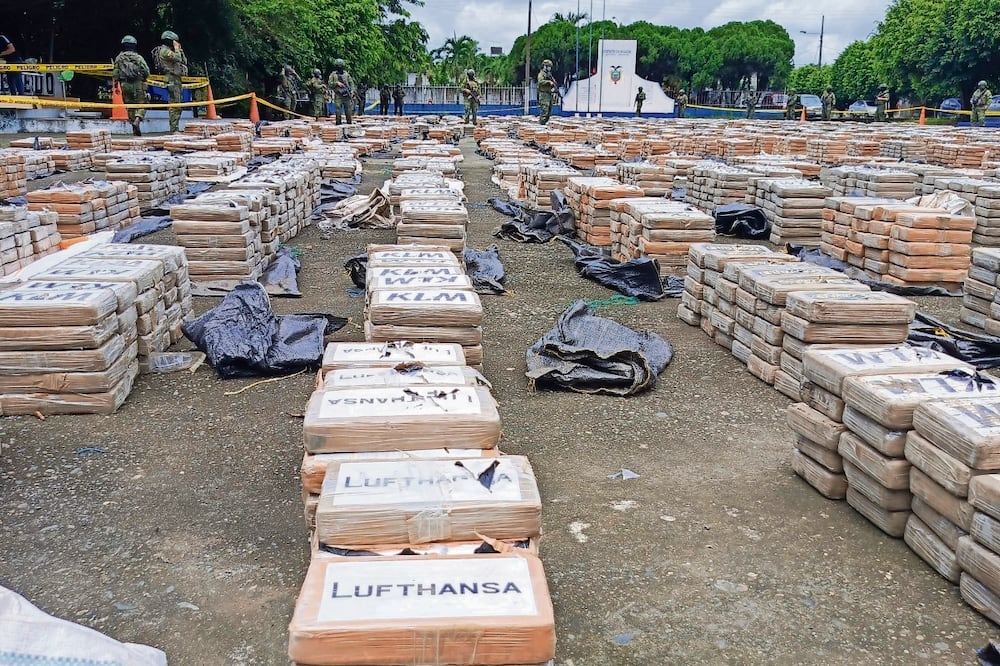 Miembros de la policía y el ejército de Ecuador muestran las 22 toneladas de droga confiscadas tras una operación en Quevedo. También se hallaron armas y balas. Foto: Daniel Vite / AFP