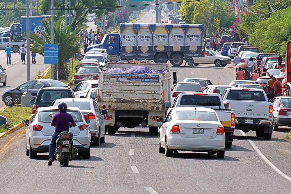 De acuerdo con la CNS se contabilizaron seis cortes parciales y tres en los que los manifestantes impidieron el paso vehicular (ARCHIVO EL UNIVERSAL)