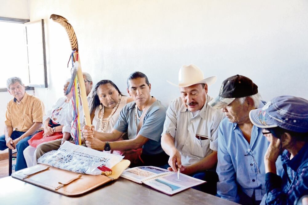 El 28 de mayo líderes tradicionales de la etnia entregaron un bastón de mando a las autoridades del Ejido Vicente Guerrero en señal de compromiso al apoyo en la lucha por sacar de su territorio a la empresa que explota la mina de sal (ESPECIAL)