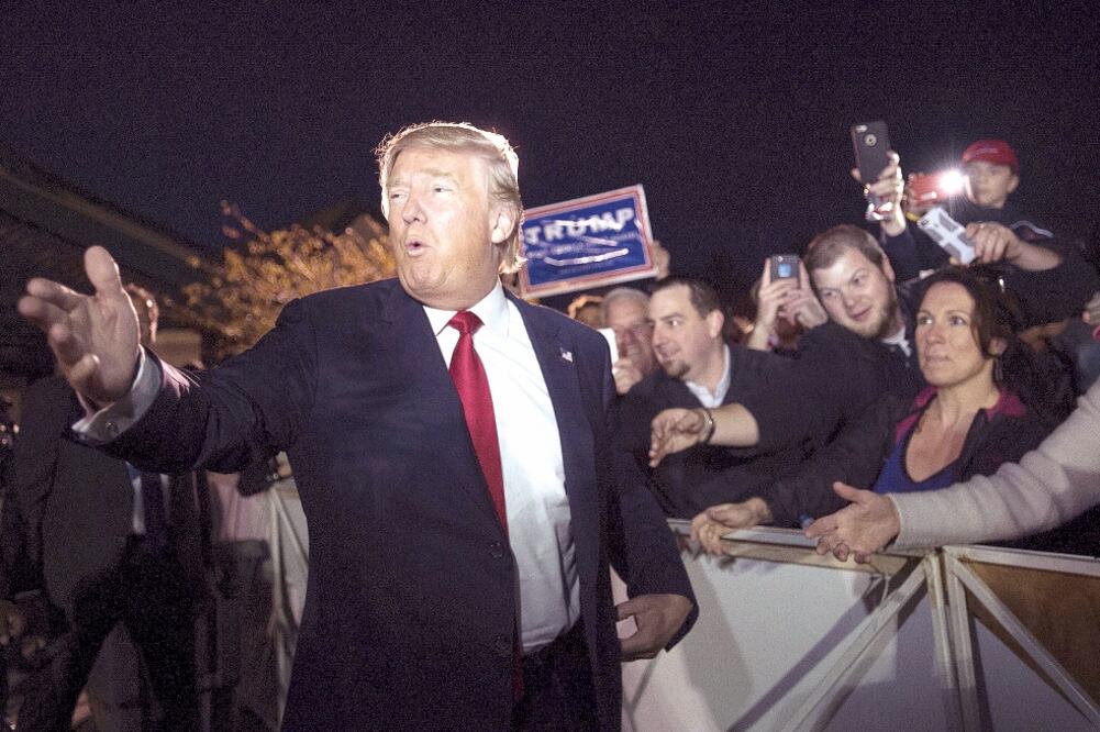 El aspirante presidencial republicano, Donald Trump, saluda a simpatizante s durante un mitin en Tynsboro, Massachusetts, el viernes (GRETCHEN ERTL. REUTERS)