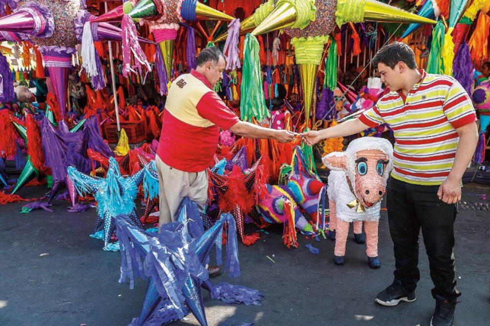 Comerciantes del mercado de Jamaica dicen que las piñatas más vendidas son las de personajes de películas y las de siete picos. Consideran que el sismo de septiembre pasado pudo haber influido en las bajas ventas de este año (YADÍN XOLALPA. EL UNIVERSAL)